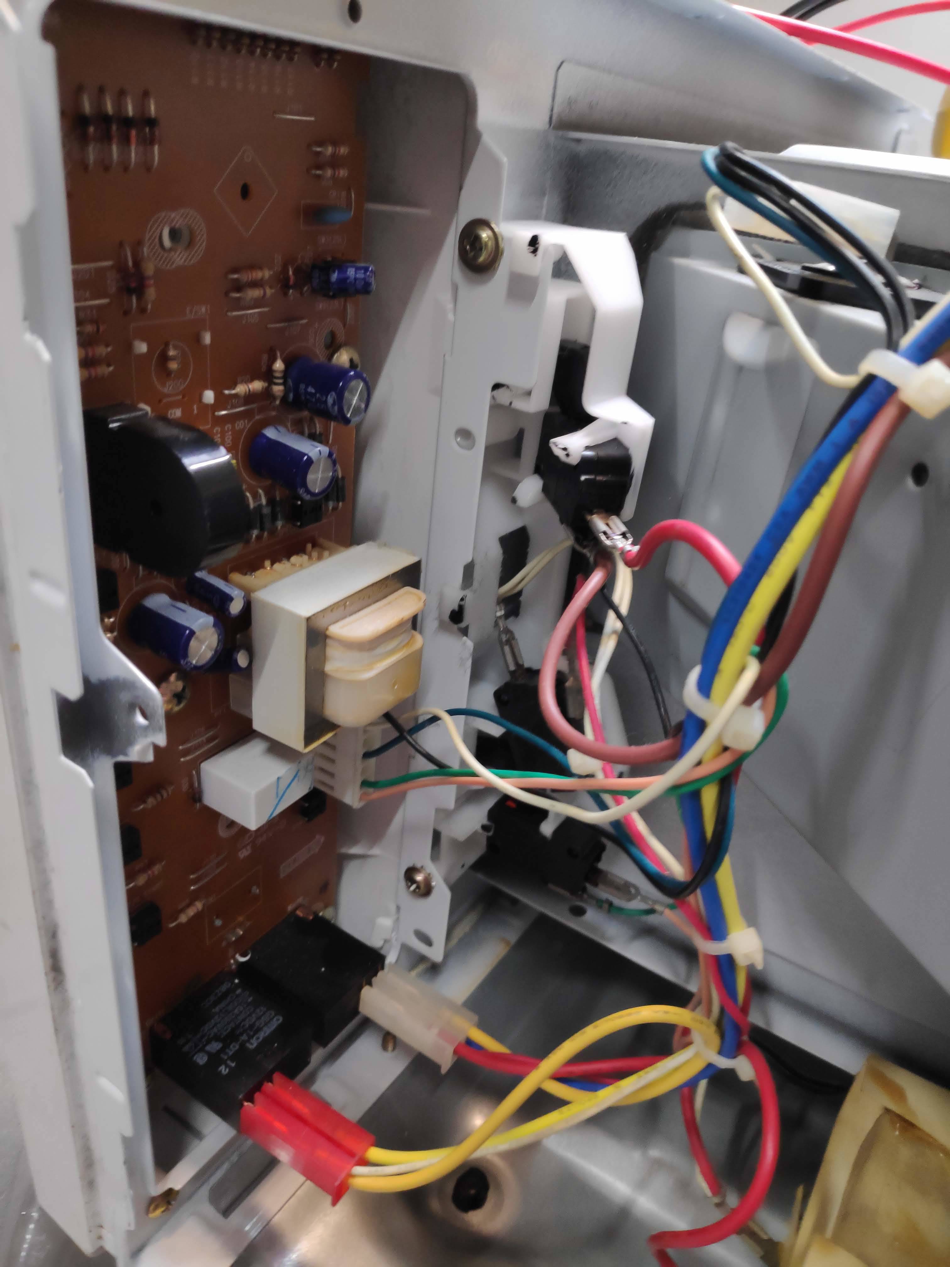 Changez la carte électronique du micro-ondes