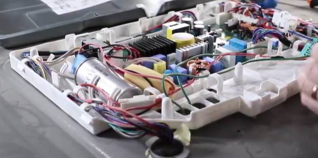 Examinez la carte électronique du frigo