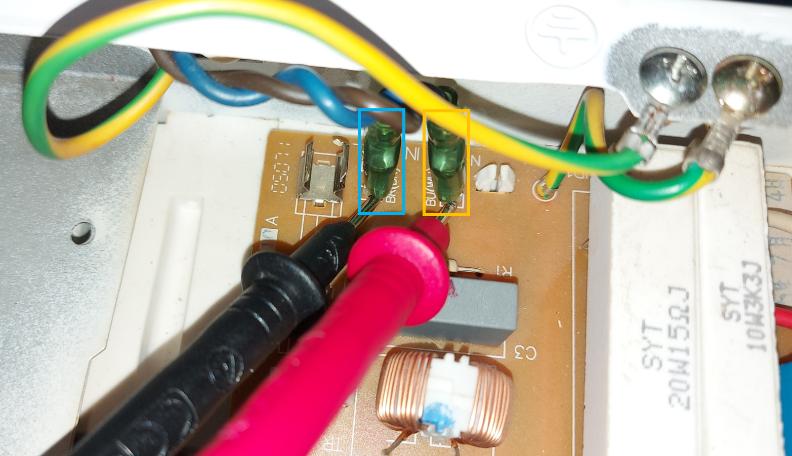 Vérifiez la tension en sortie du cordon