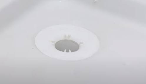 Regardez à l'intérieur du siphon