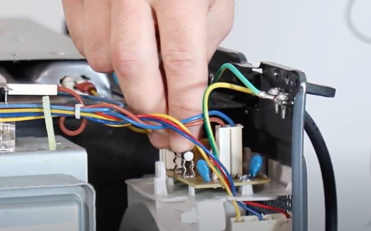 Testez la tension en sortie du filtre anti-parasite