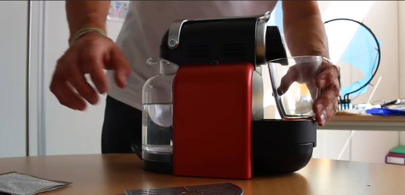 Détartrage Nespresso Krups - Un nettoyage automatique et manuel d`une  cafetière.