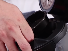 Nettoyez le bec verseur et le diffuseur