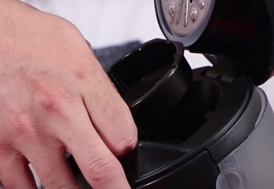 Nettoyez le bec verseur et le diffuseur