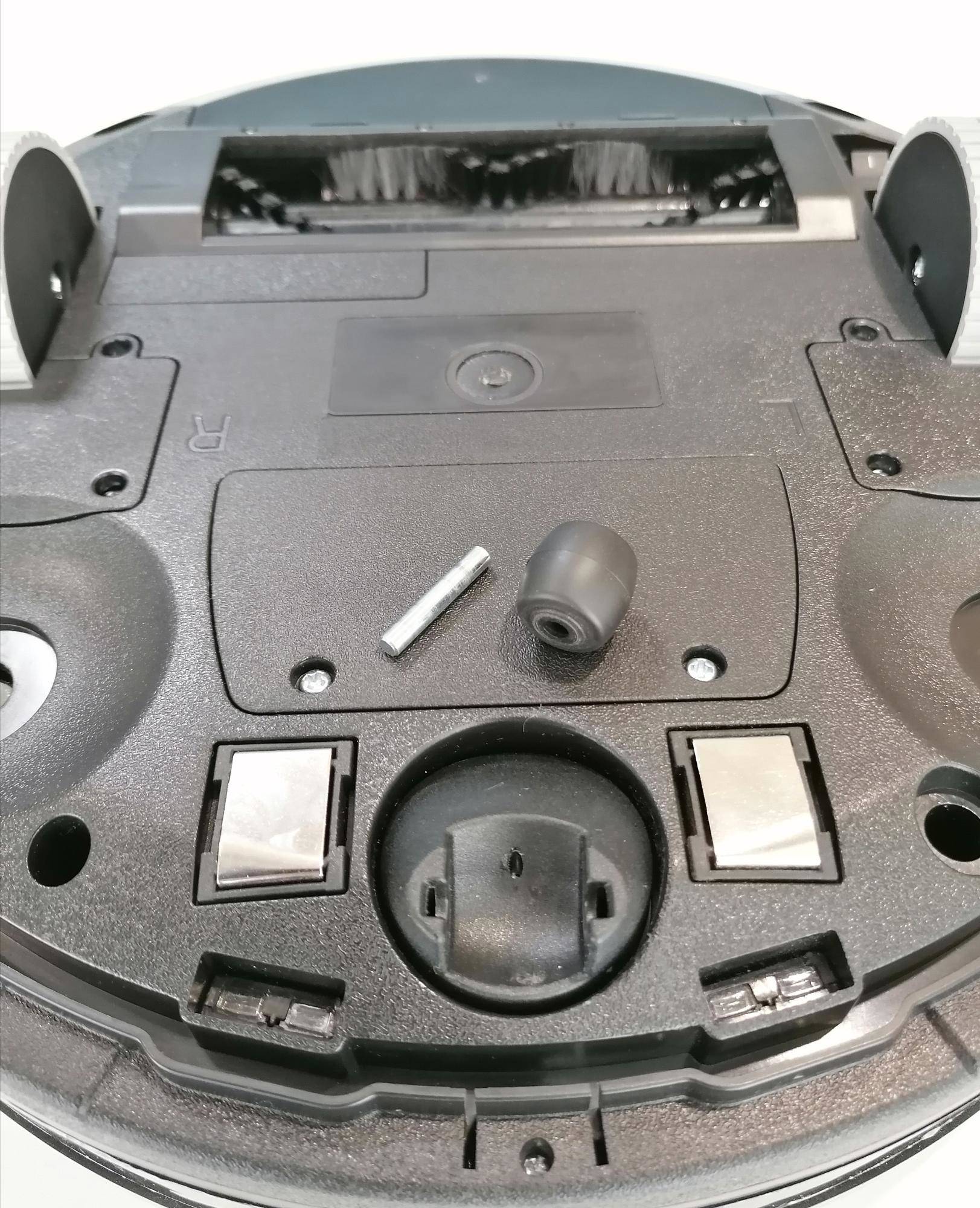 Nettoyez les roues de l'aspirateur robot