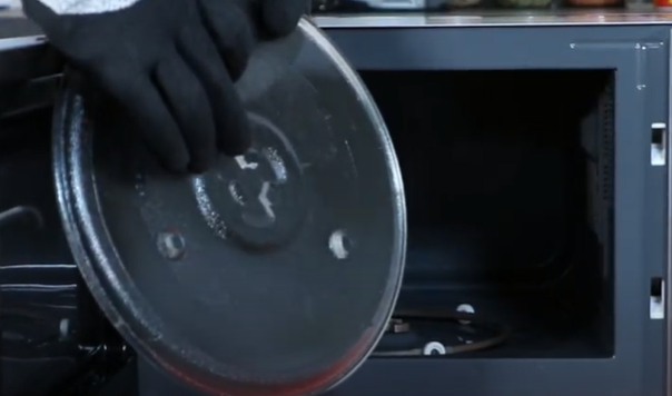 Vérifiez le plateau tournant et le support