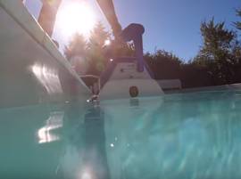 Mettez le robot de piscine dans l’eau