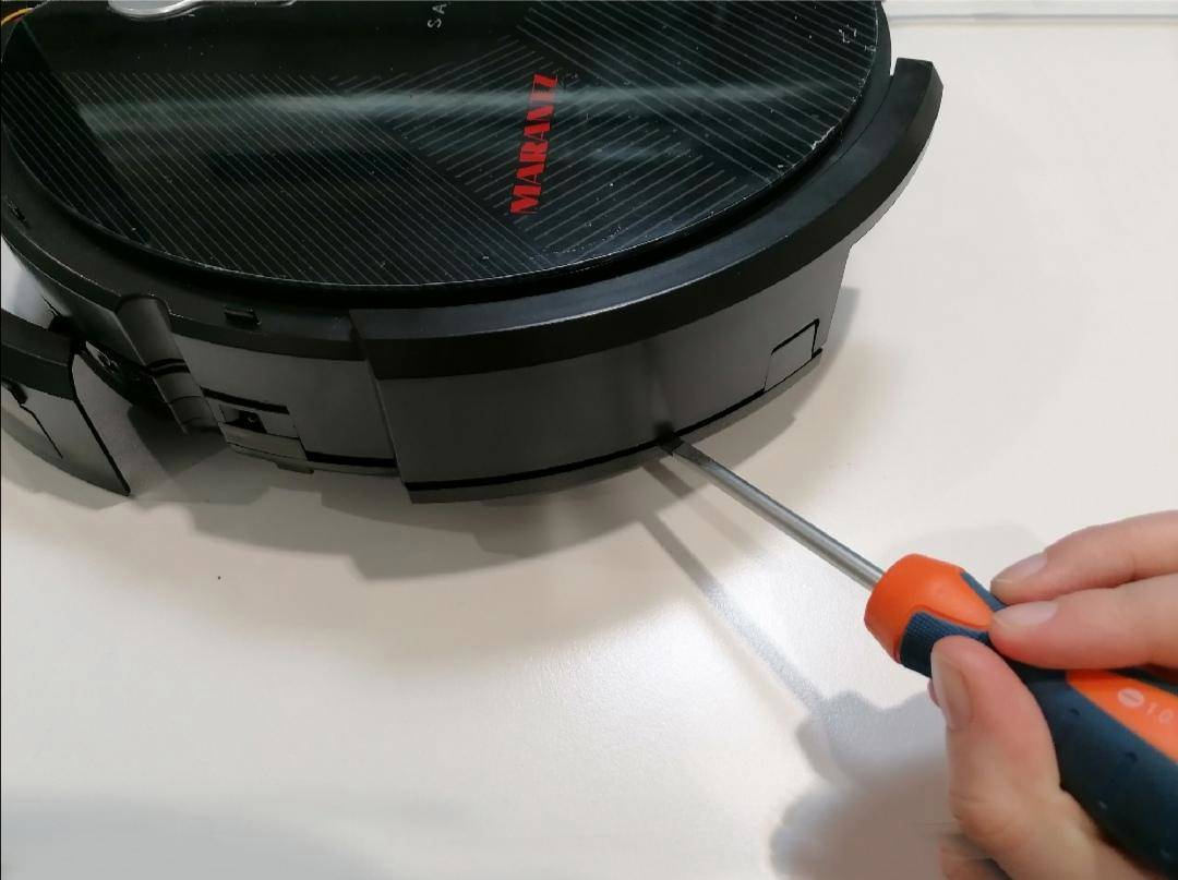 Testez l'interrupteur de l'aspirateur robot