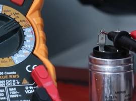 Testez le condensateur moteur de la hotte avec un appareil de mesure
