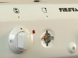 Démontez la plaque métallique et la manette du thermostat