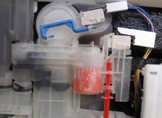 Examinez la boîte à eau