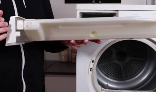 Vérifiez le réservoir d'eau du sèche-linge