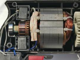 Examinez le moteur à charbons