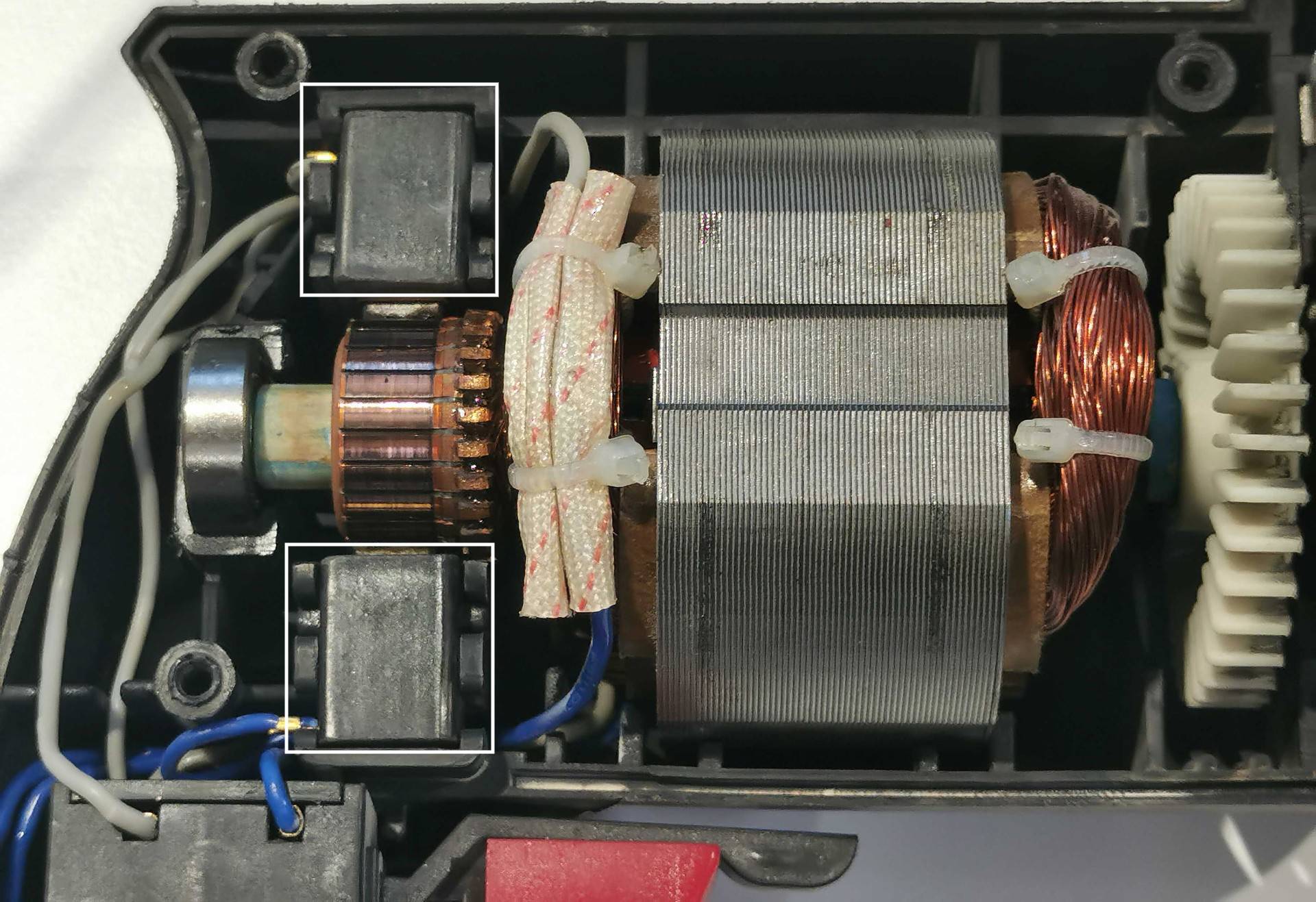 Examinez le moteur à charbons