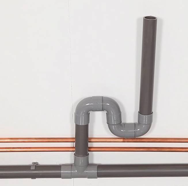 Comment empêcher les remontées d'odeurs nauséabondes par le tuyau PVC  d'évacuation du lave-linge 