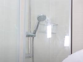 Comment changer les roulettes d'une porte de douche ? - TUTO