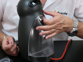 Débouchez la buse où s'écoule le café