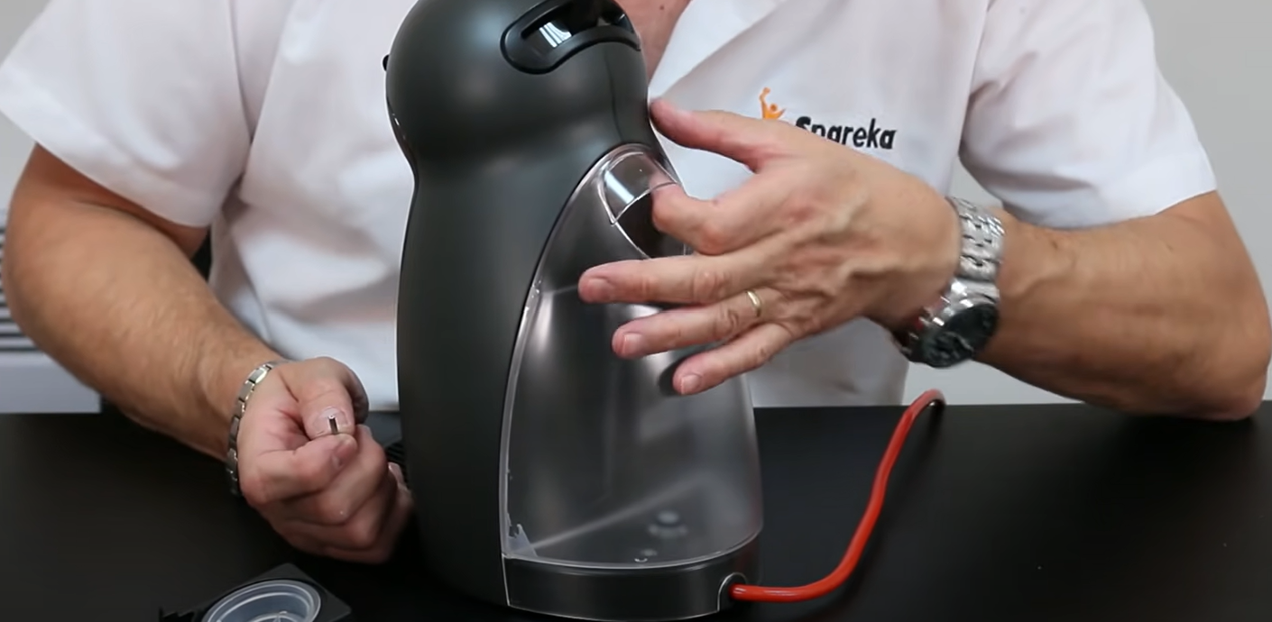 Débouchez la buse où s'écoule le café