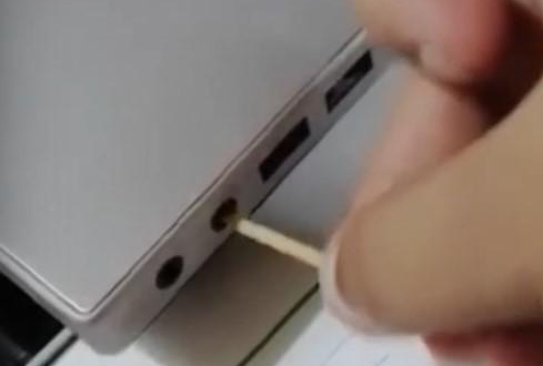 Nettoyez le port de connexion