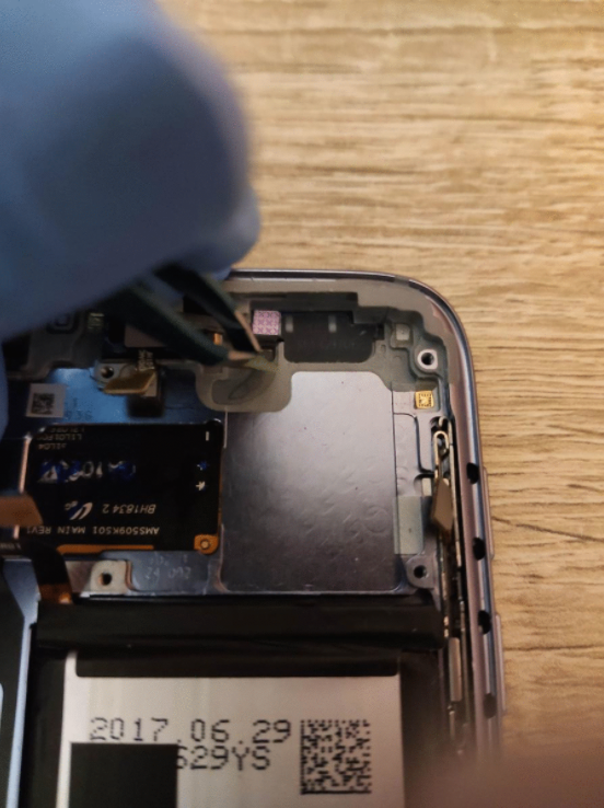 Remplacez la nappe des capteurs de luminosité ou de proximité