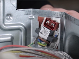 Contrôlez le filtre antiparasite du four