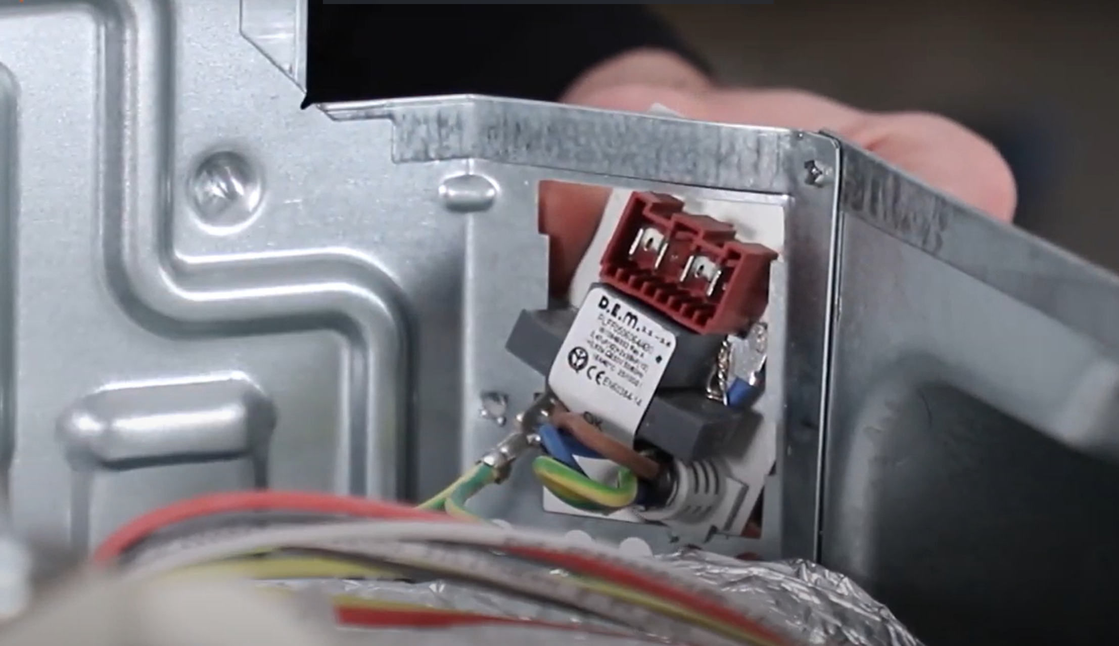 Contrôlez le filtre antiparasite du four