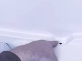 Vérifiez la gouttière d'évacuation d'eau