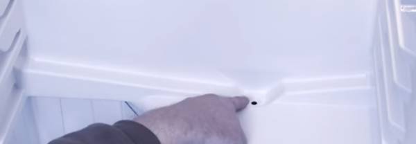 Vérifiez la gouttière d'évacuation d'eau