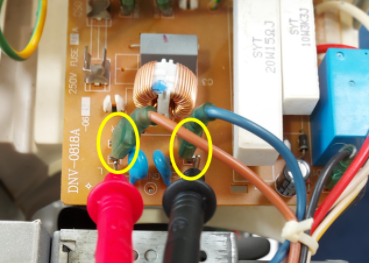 Testez la tension en sortie du filtre anti-parasite