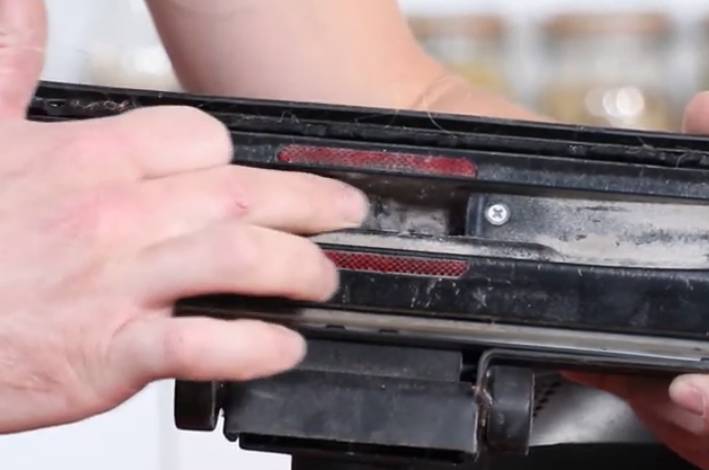 Contrôlez la brosse et le tuyau de l'aspirateur