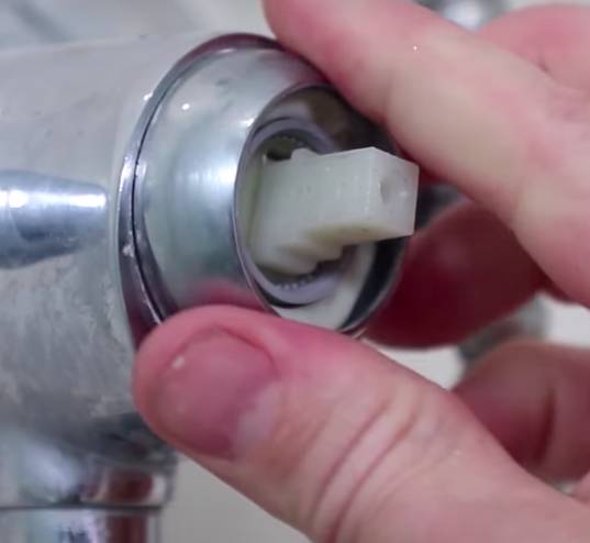 Comment démonter la cartouche cylindrique d'un robinet mitigeur à levier:  démontage, ouverture 
