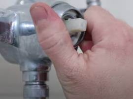 Plus de pression de l'eau dans ma douche : Comment réagir ?