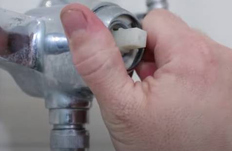 Démontez le mitigeur