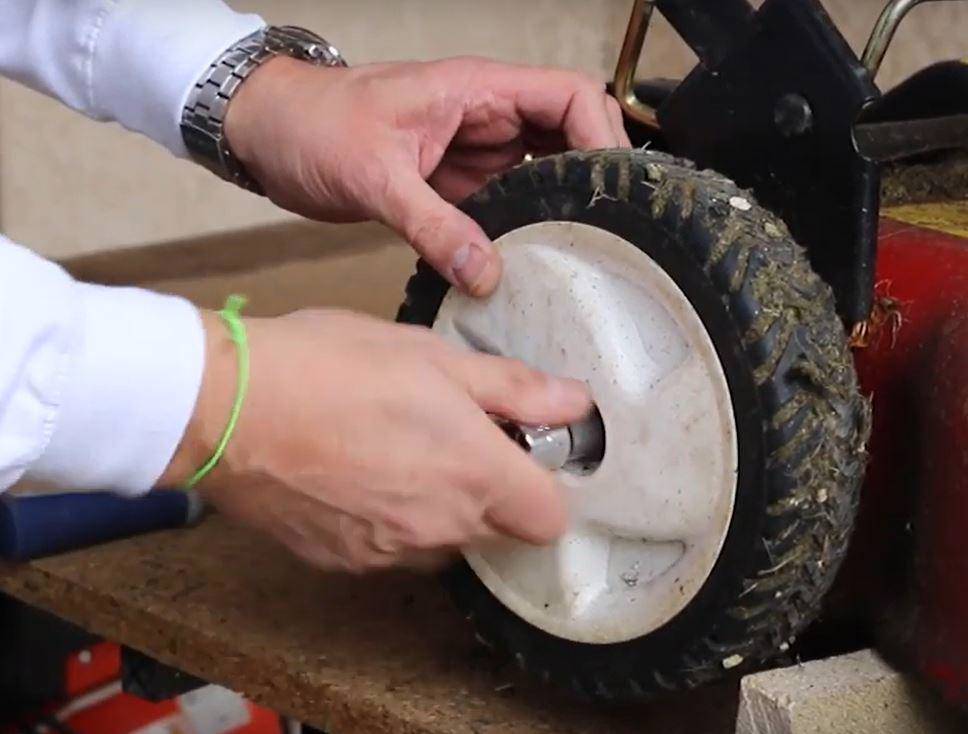 Vérifiez les roues de la tondeuse