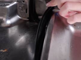 Comment changer le joint de bas de porte d'un lave-vaisselle ? - TUTO