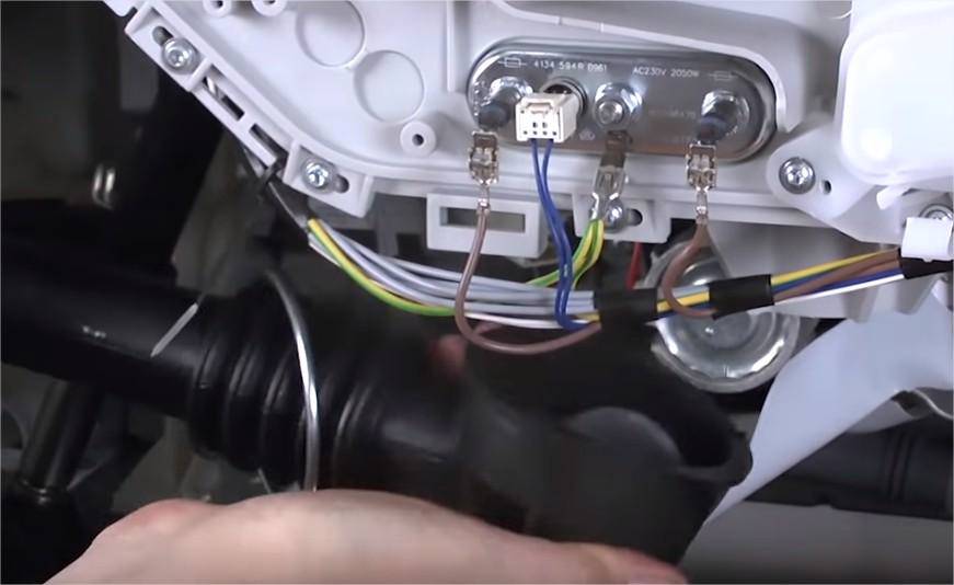 Examinez la partie entre la cuve et tambour