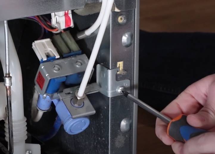 Comment tester et remplacer l'électrovanne d'un réfrigérateur américain ? -  TUTO