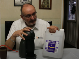 Détartrez la cafetière au vinaigre blanc