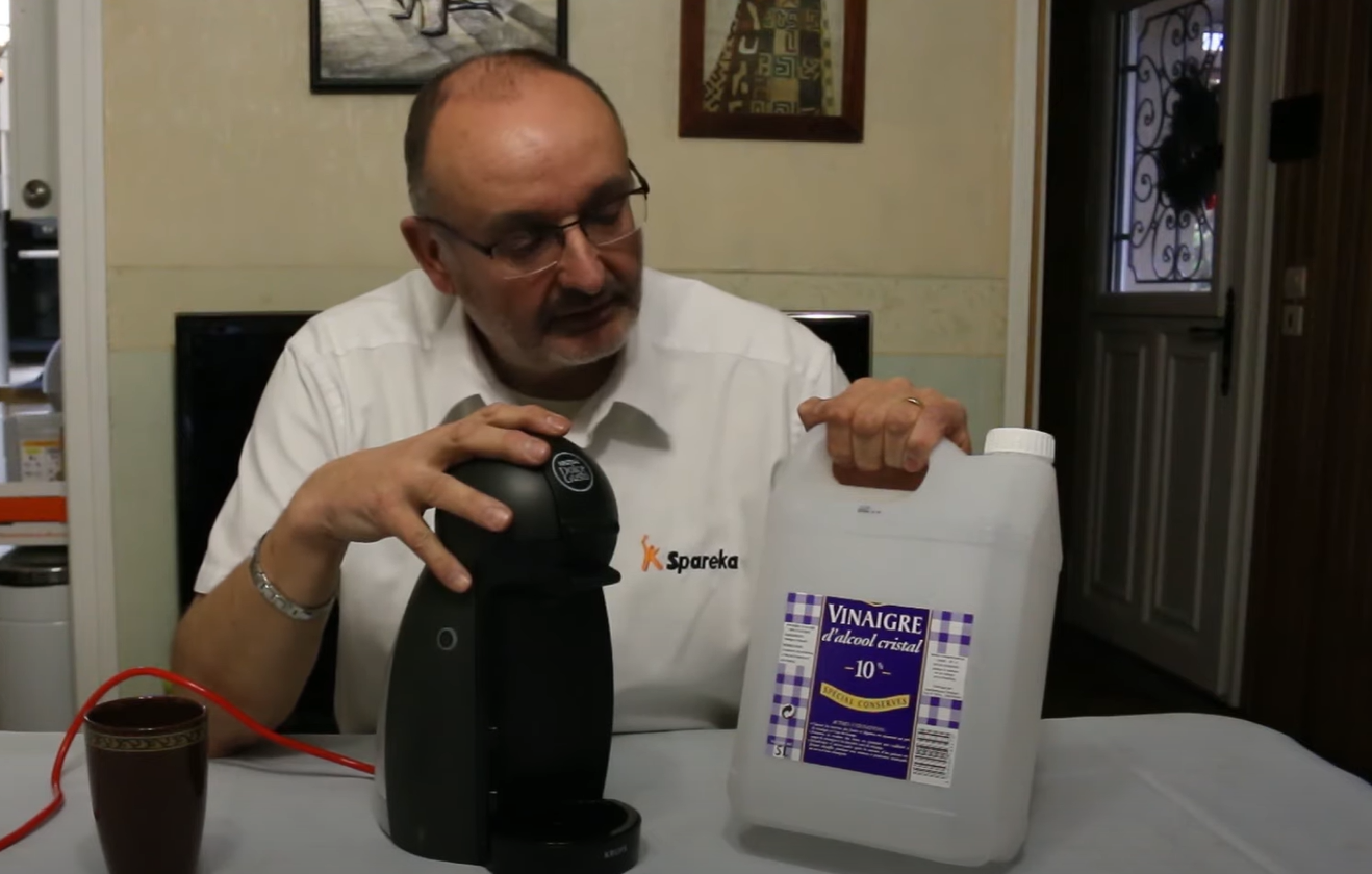 Détartrez la cafetière au vinaigre blanc