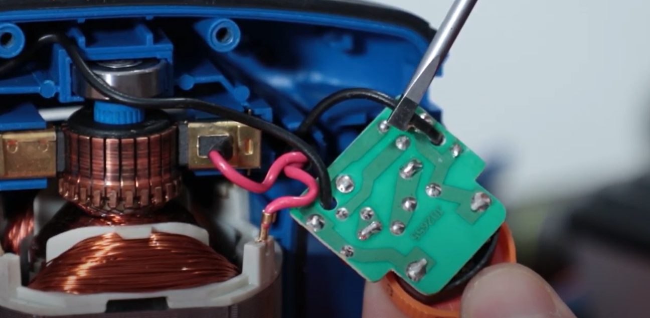 Vérifiez la filerie et les organes de la ponceuse