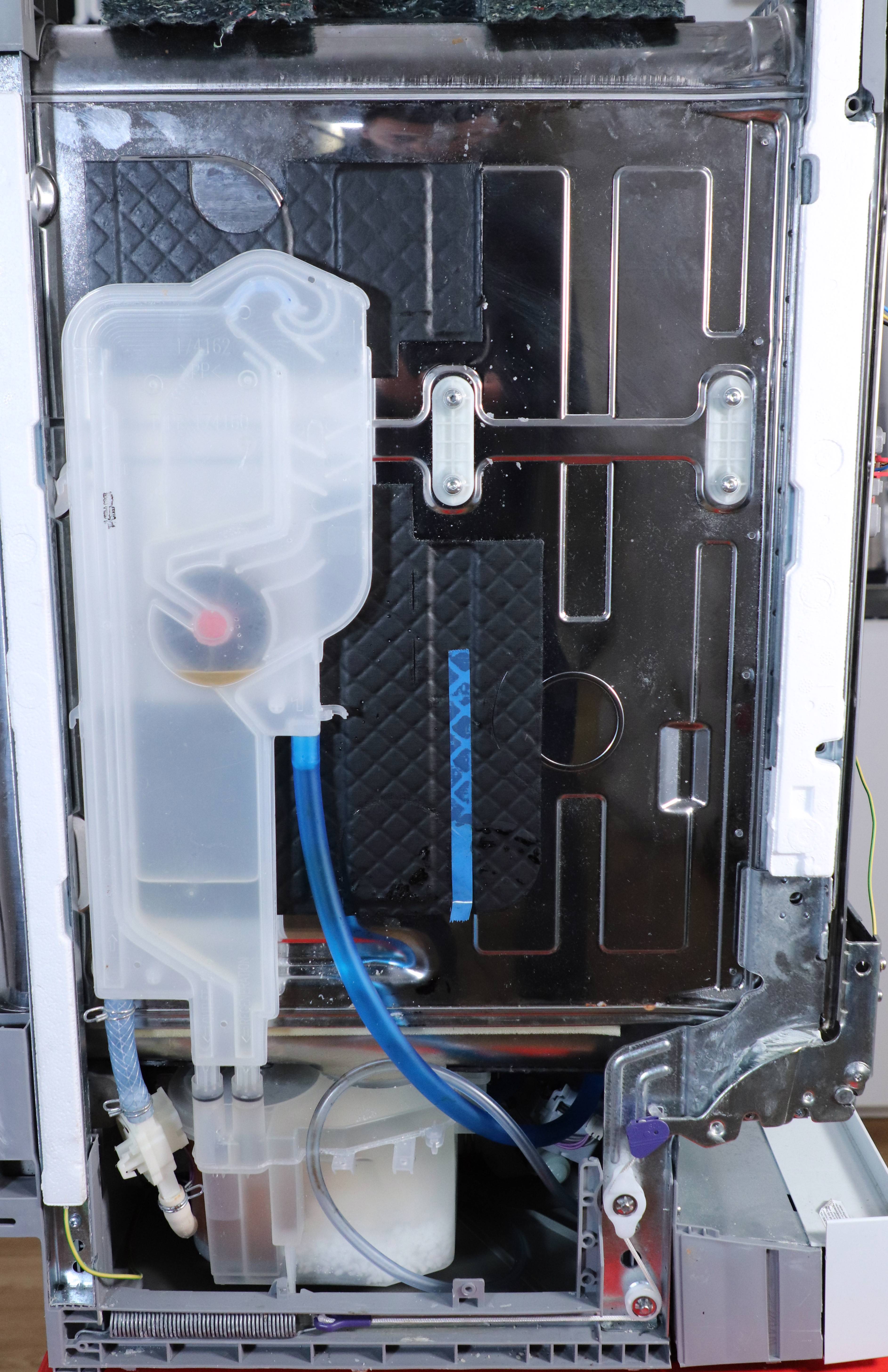 Contrôlez les côtés du lave-vaisselle