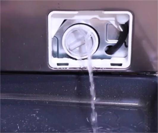 Videz l'eau restante