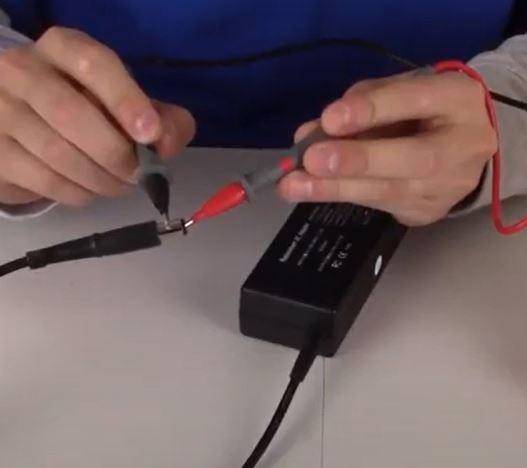 Mesurez la tension du cordon d'alimentation