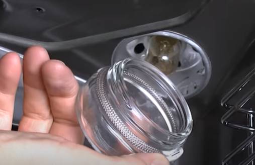 Dévissez l'ampoule du four