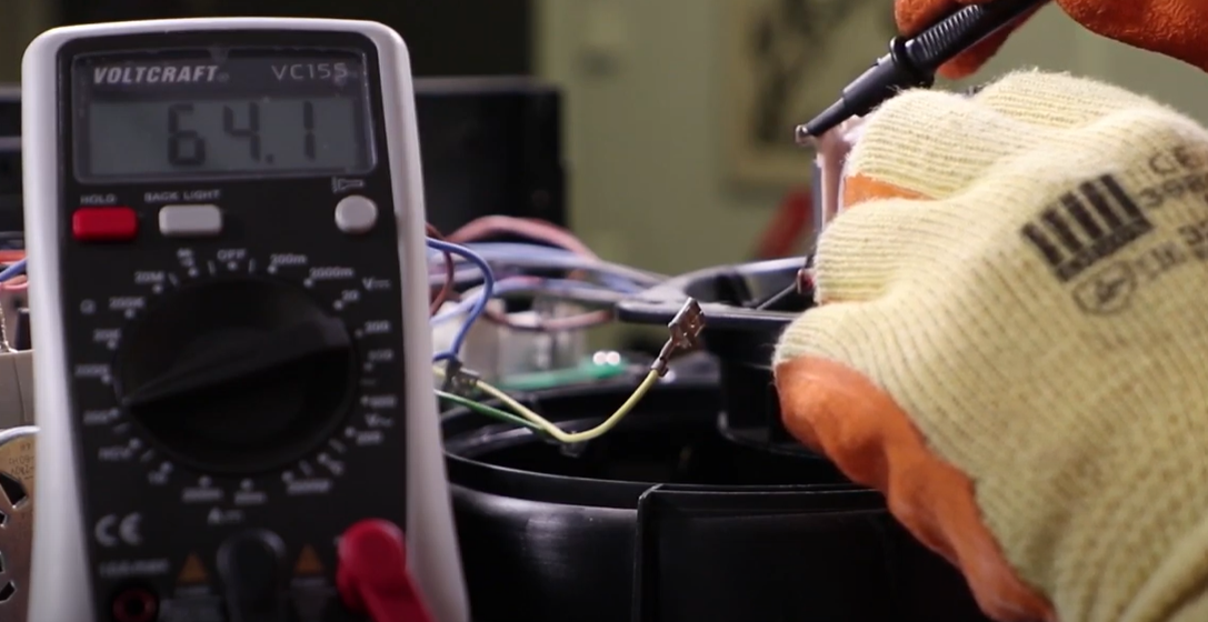 Testez le ventilateur tangentiel du four