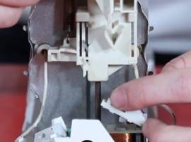 Vérifiez les crochets du chariot