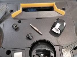 Nettoyez les roues de l'aspirateur robot