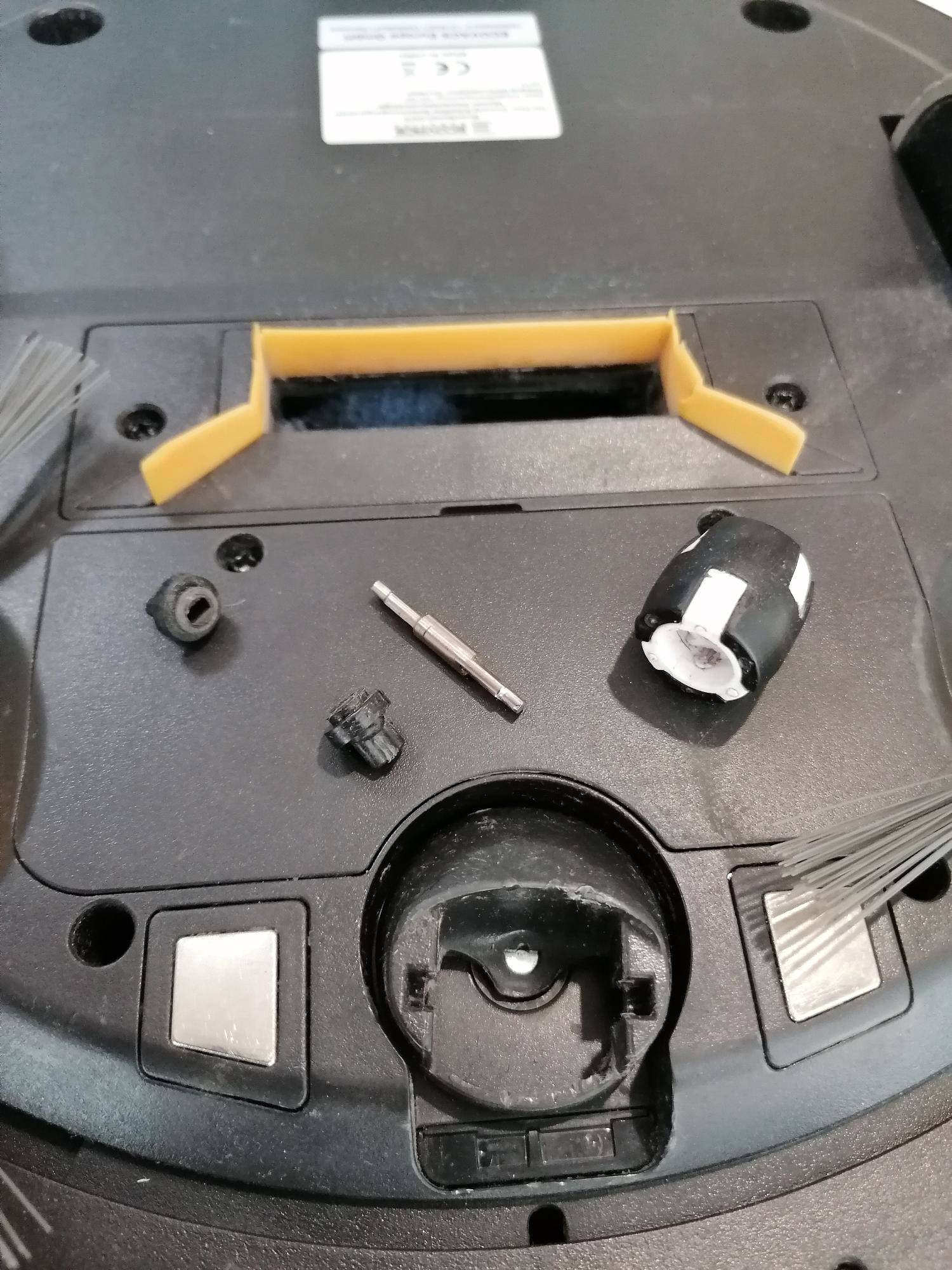 Nettoyez les roues de l'aspirateur robot