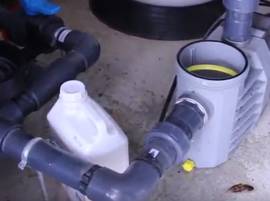 Vidangez la pompe de filtration et le filtre