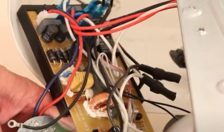 Examinez les fils de connections sur la carte électronique